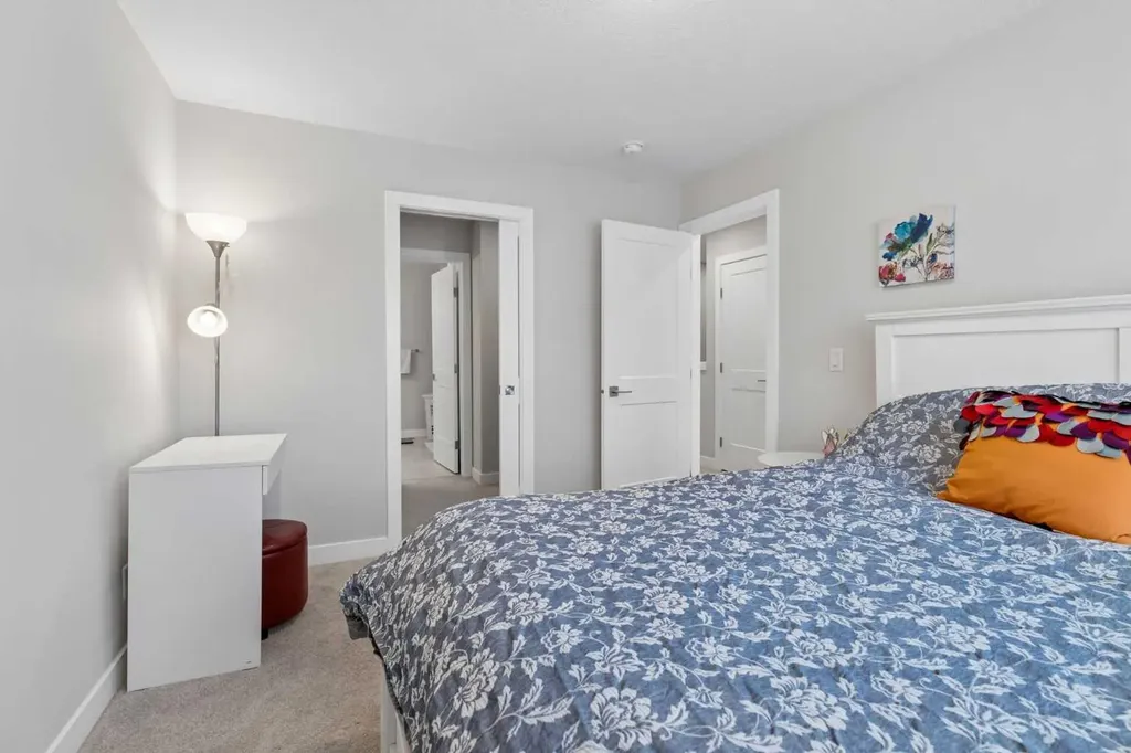 711 Crestridge Common SW Calgary AB T3B 6L6