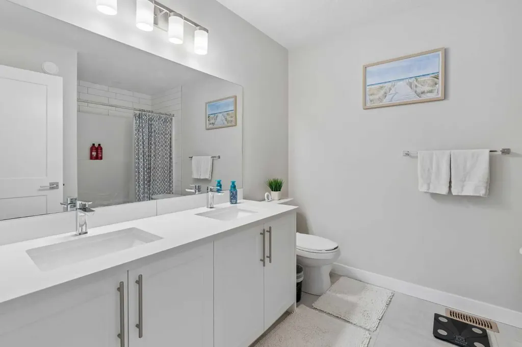 711 Crestridge Common SW Calgary AB T3B 6L6