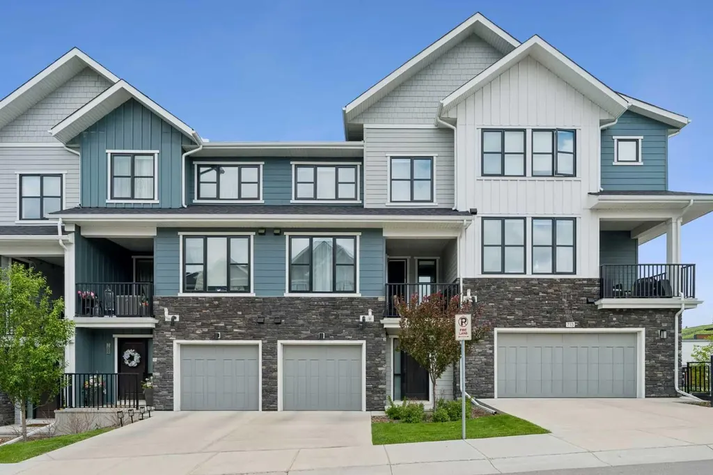 711 Crestridge Common SW Calgary AB T3B 6L6