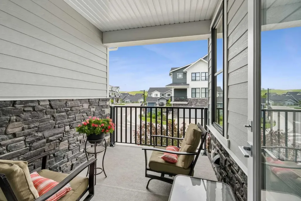 711 Crestridge Common SW Calgary AB T3B 6L6