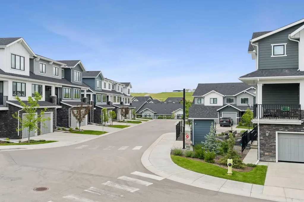 711 Crestridge Common SW Calgary AB T3B 6L6