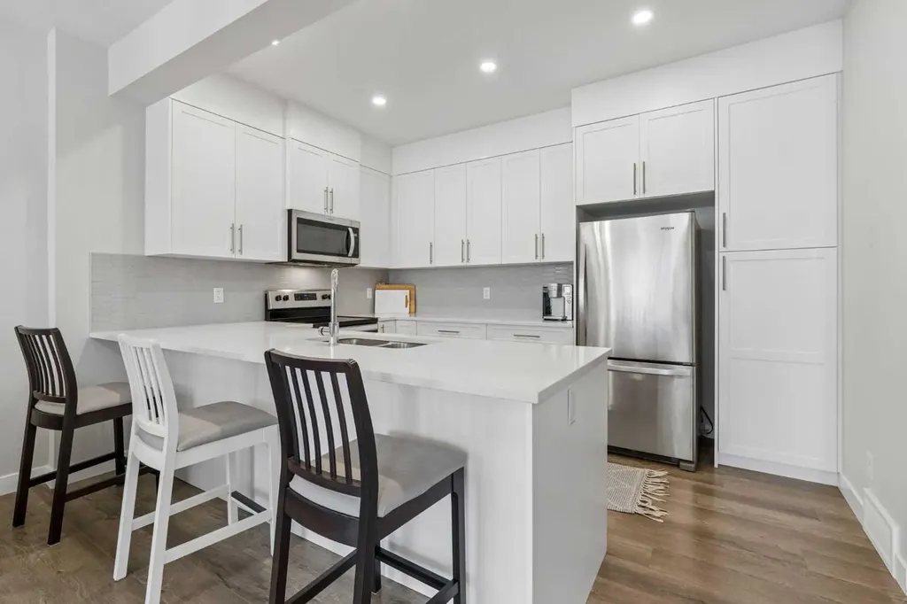 711 Crestridge Common SW Calgary AB T3B 6L6