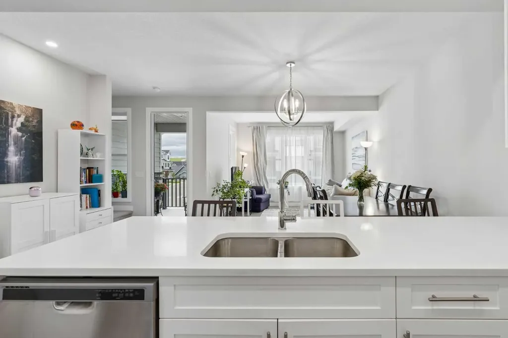 711 Crestridge Common SW Calgary AB T3B 6L6