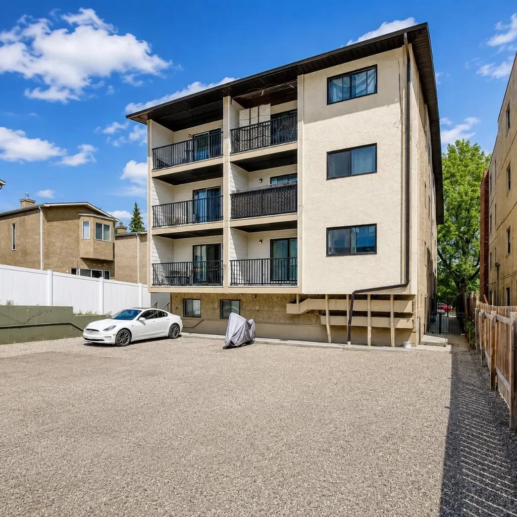 2407 17 Street SW Calgary AB T2T 4M9
