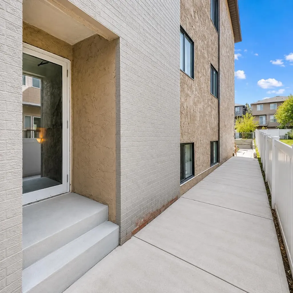 2407 17 Street SW Calgary AB T2T 4M9