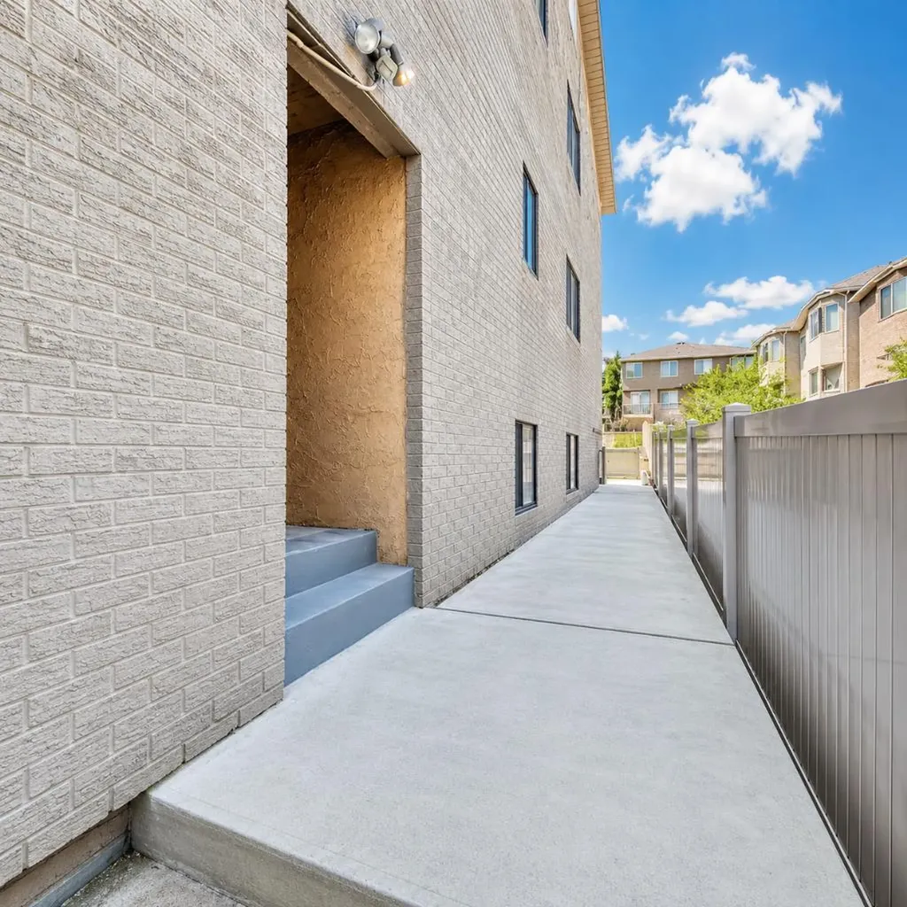 2407 17 Street SW Calgary AB T2T 4M9