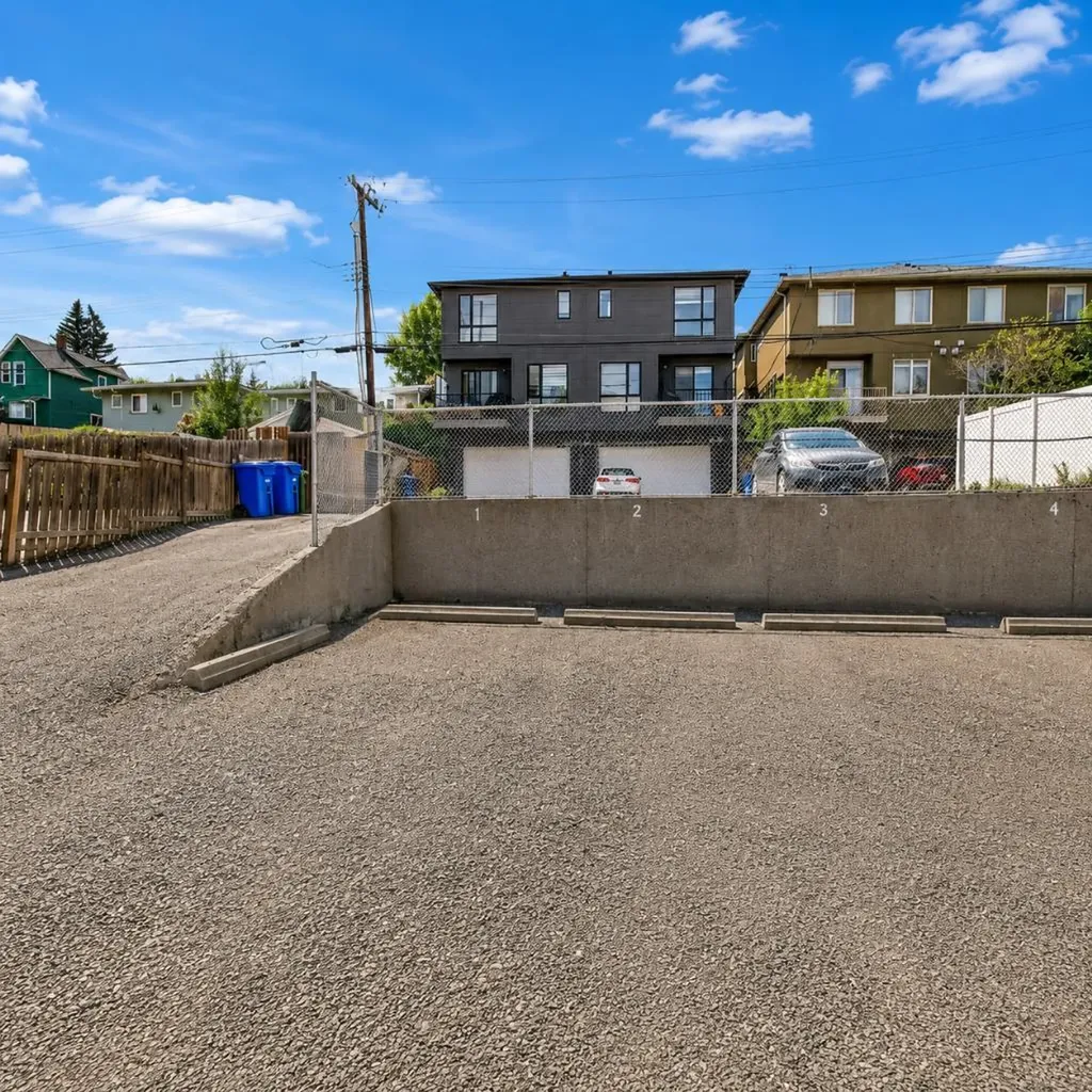 2407 17 Street SW Calgary AB T2T 4M9