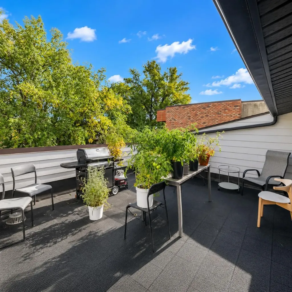 2407 17 Street SW Calgary AB T2T 4M9