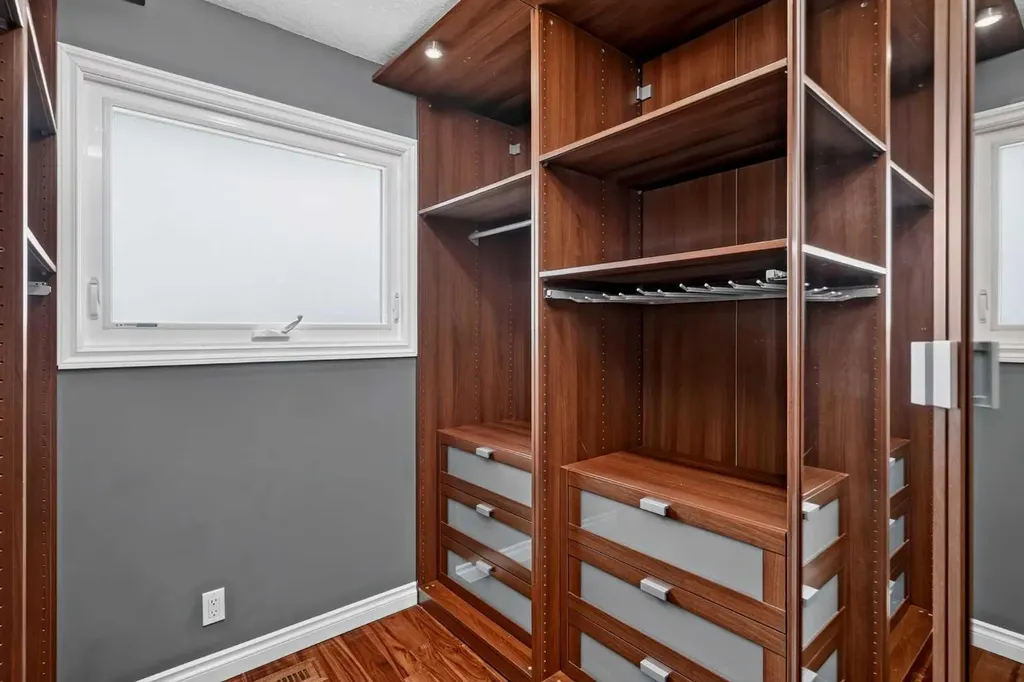 9555 Oakfield Drive SW Calgary AB T2V 4E2