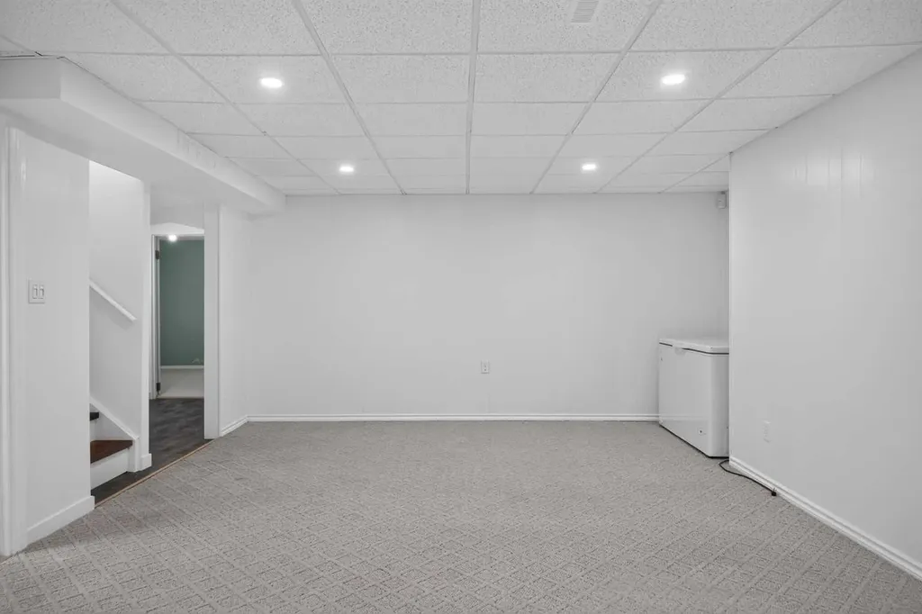 9555 Oakfield Drive SW Calgary AB T2V 4E2