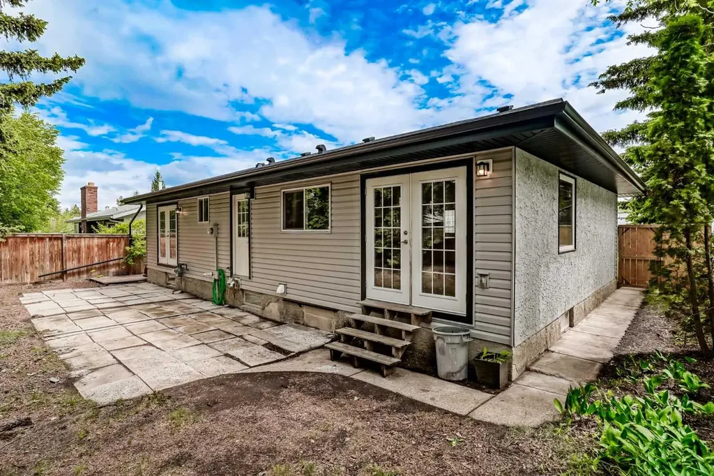 9555 Oakfield Drive SW Calgary AB T2V 4E2