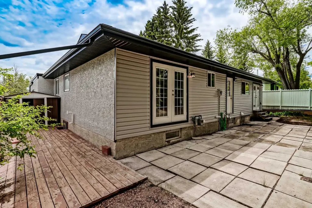 9555 Oakfield Drive SW Calgary AB T2V 4E2