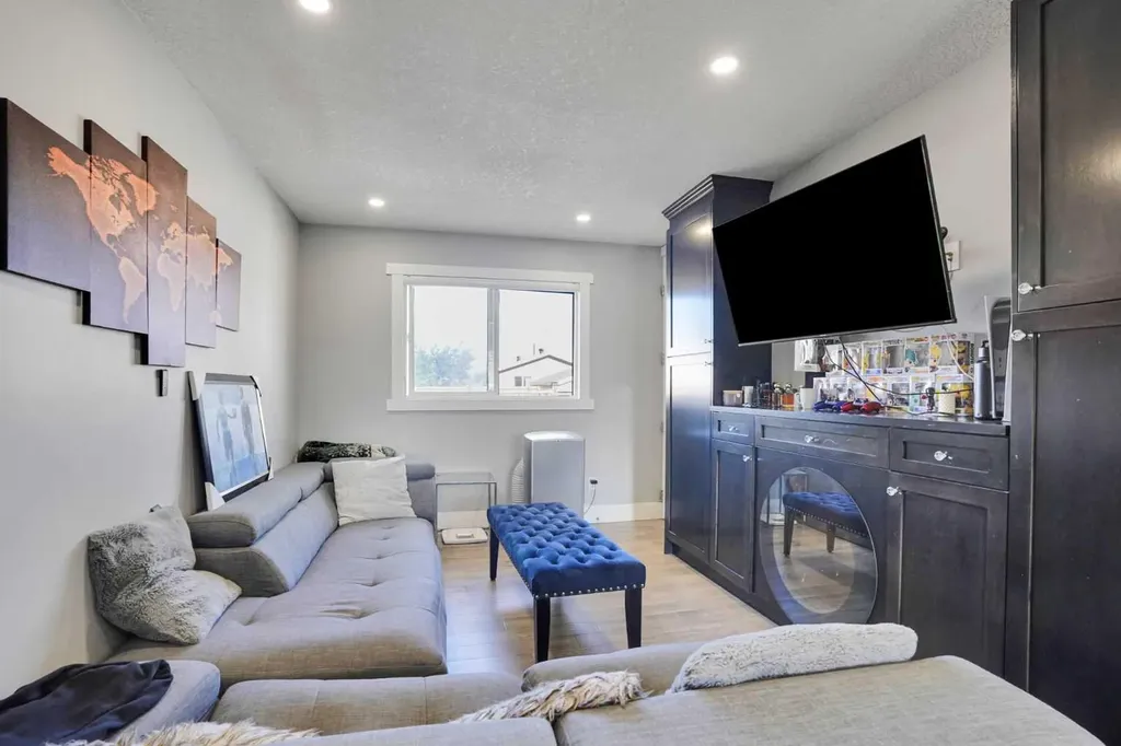 1527 Maitland Drive NE Calgary AB T2A 5V2