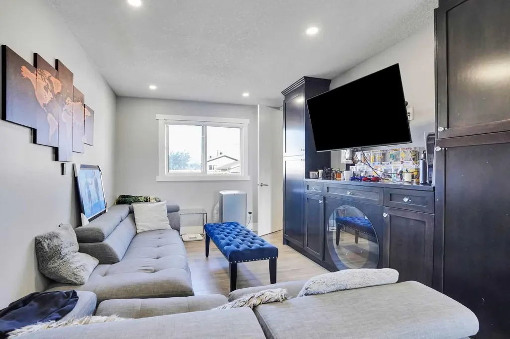 1527 Maitland Drive NE Calgary AB T2A 5V2