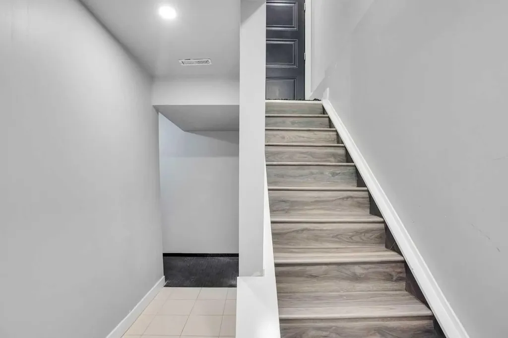 1527 Maitland Drive NE Calgary AB T2A 5V2