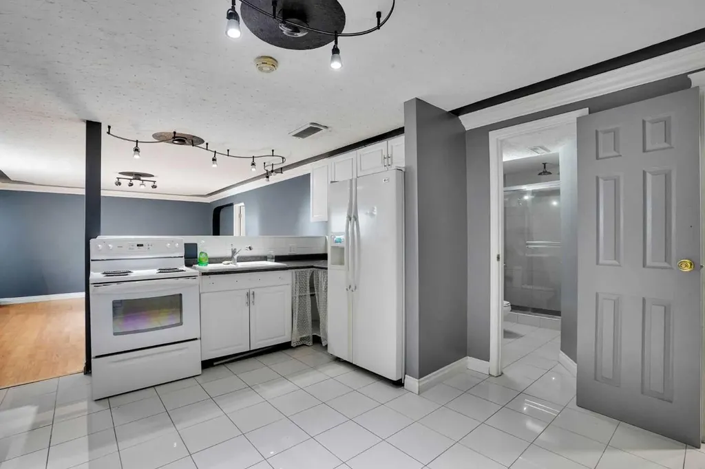 1527 Maitland Drive NE Calgary AB T2A 5V2