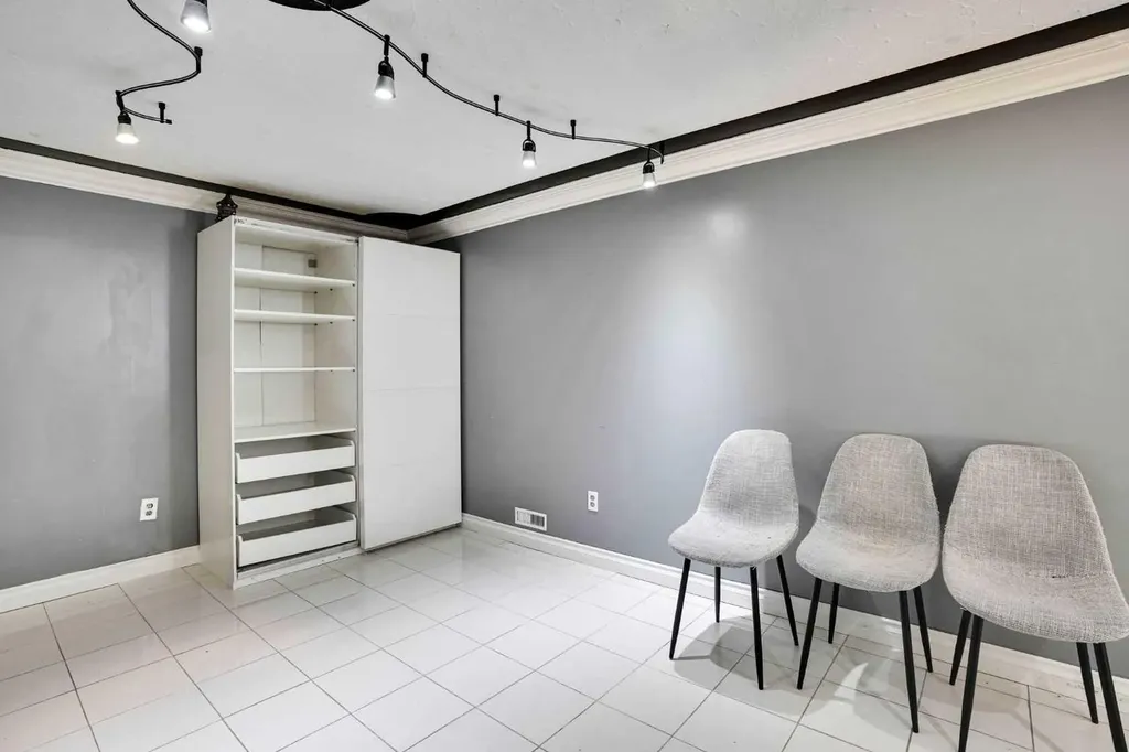 1527 Maitland Drive NE Calgary AB T2A 5V2