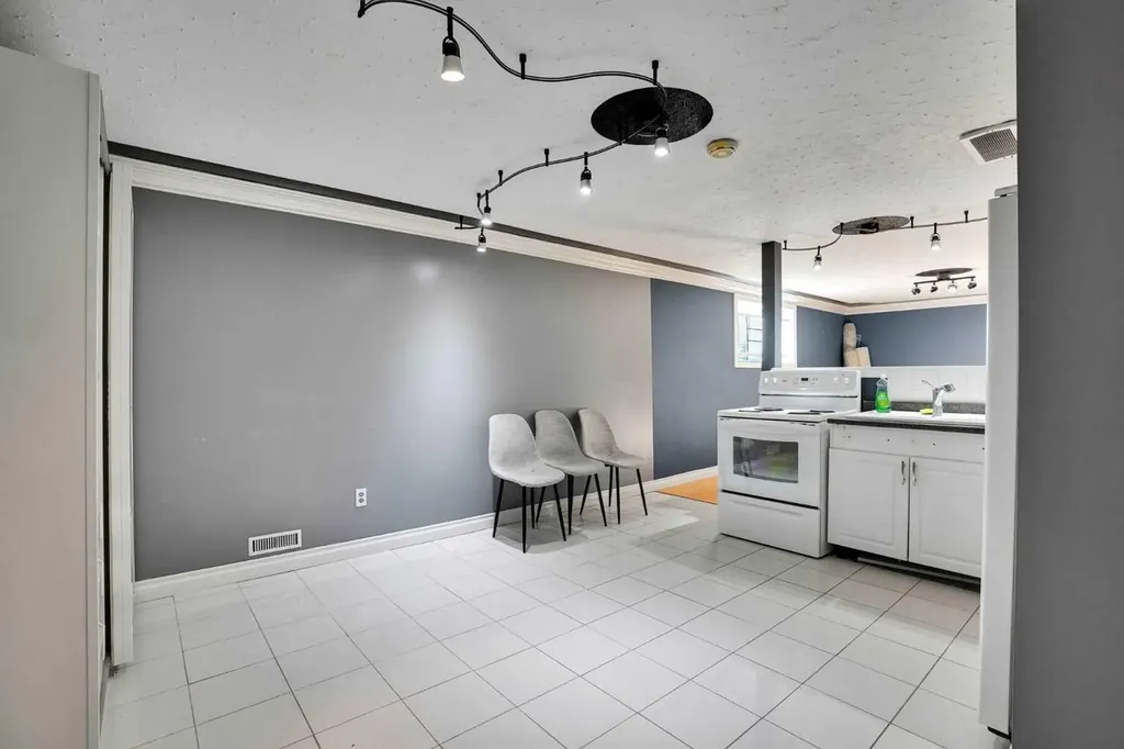 1527 Maitland Drive NE Calgary AB T2A 5V2