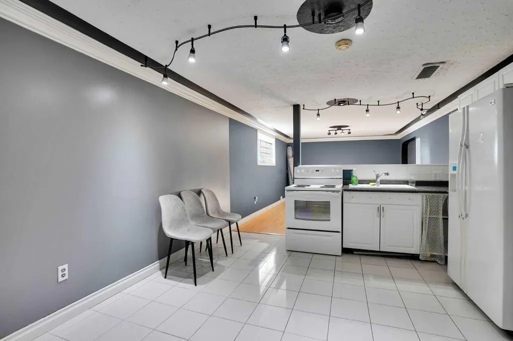 1527 Maitland Drive NE Calgary AB T2A 5V2
