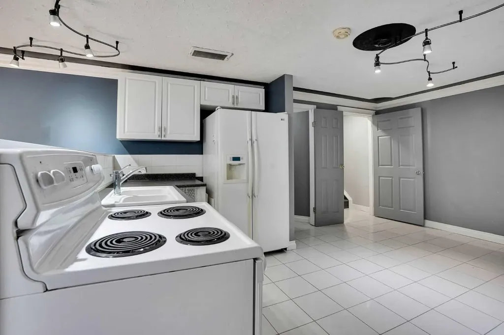 1527 Maitland Drive NE Calgary AB T2A 5V2