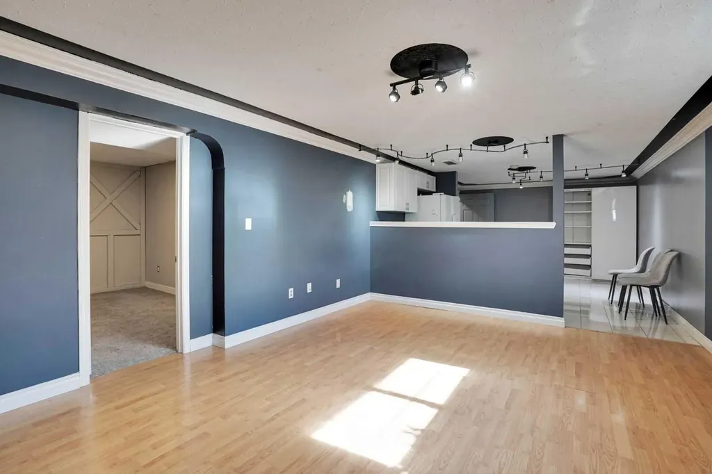 1527 Maitland Drive NE Calgary AB T2A 5V2