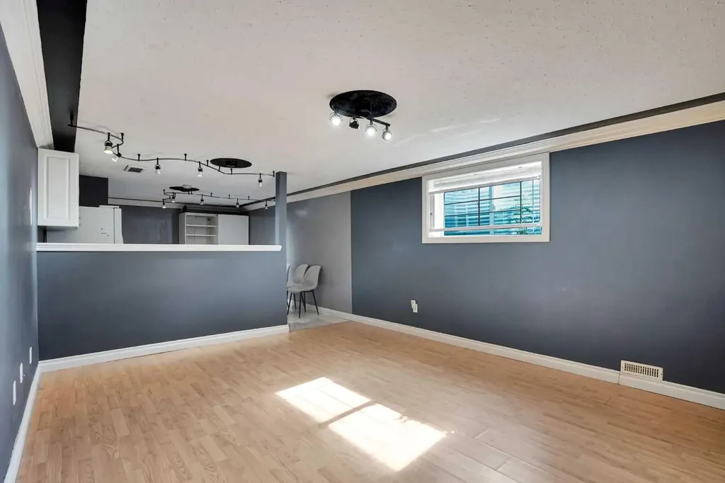1527 Maitland Drive NE Calgary AB T2A 5V2