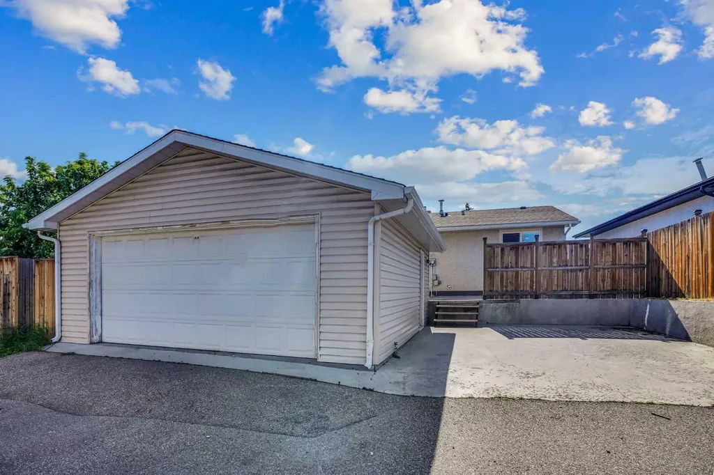 1527 Maitland Drive NE Calgary AB T2A 5V2