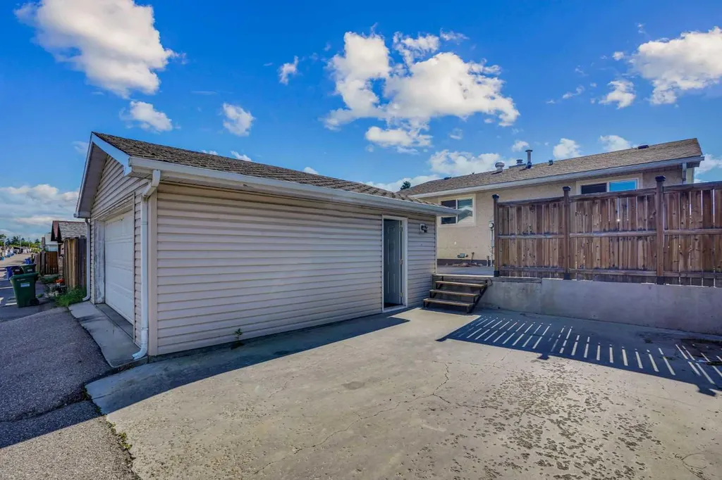 1527 Maitland Drive NE Calgary AB T2A 5V2