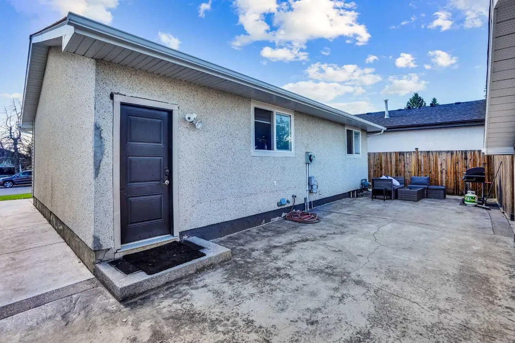 1527 Maitland Drive NE Calgary AB T2A 5V2
