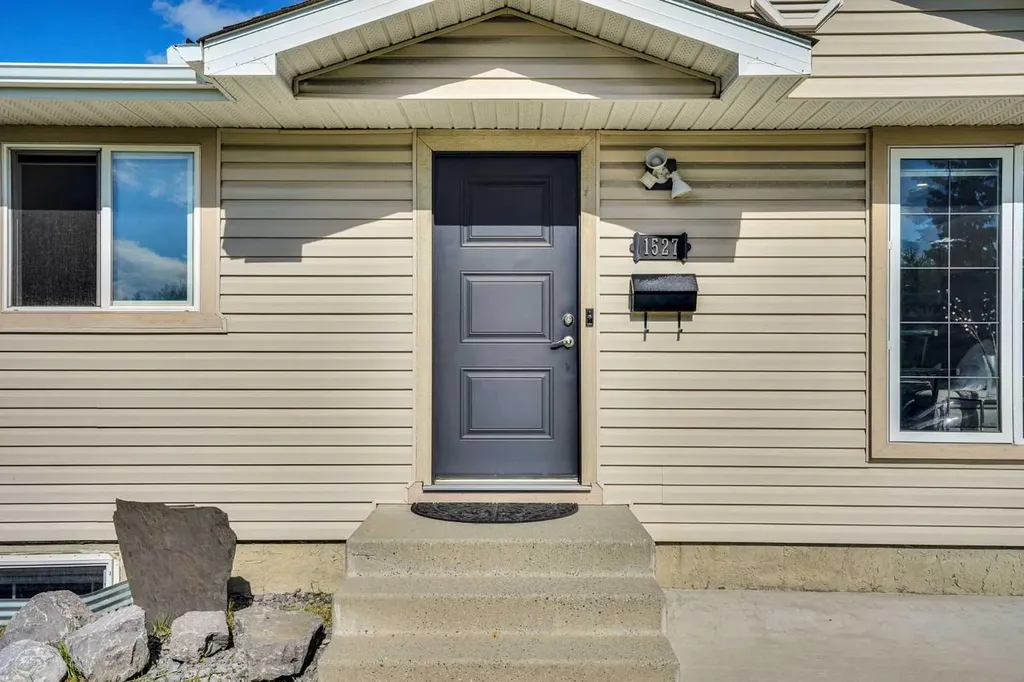1527 Maitland Drive NE Calgary AB T2A 5V2