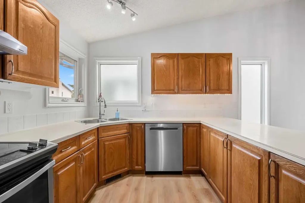 1667 Meadowbrook Drive SE Airdrie AB T4A 2A4