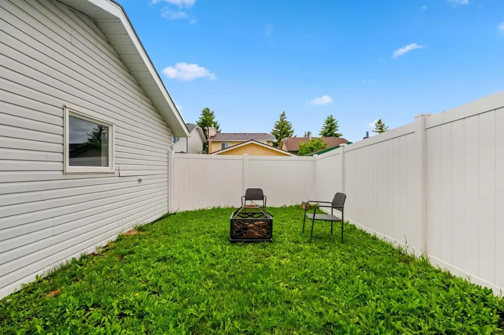 1667 Meadowbrook Drive SE Airdrie AB T4A 2A4