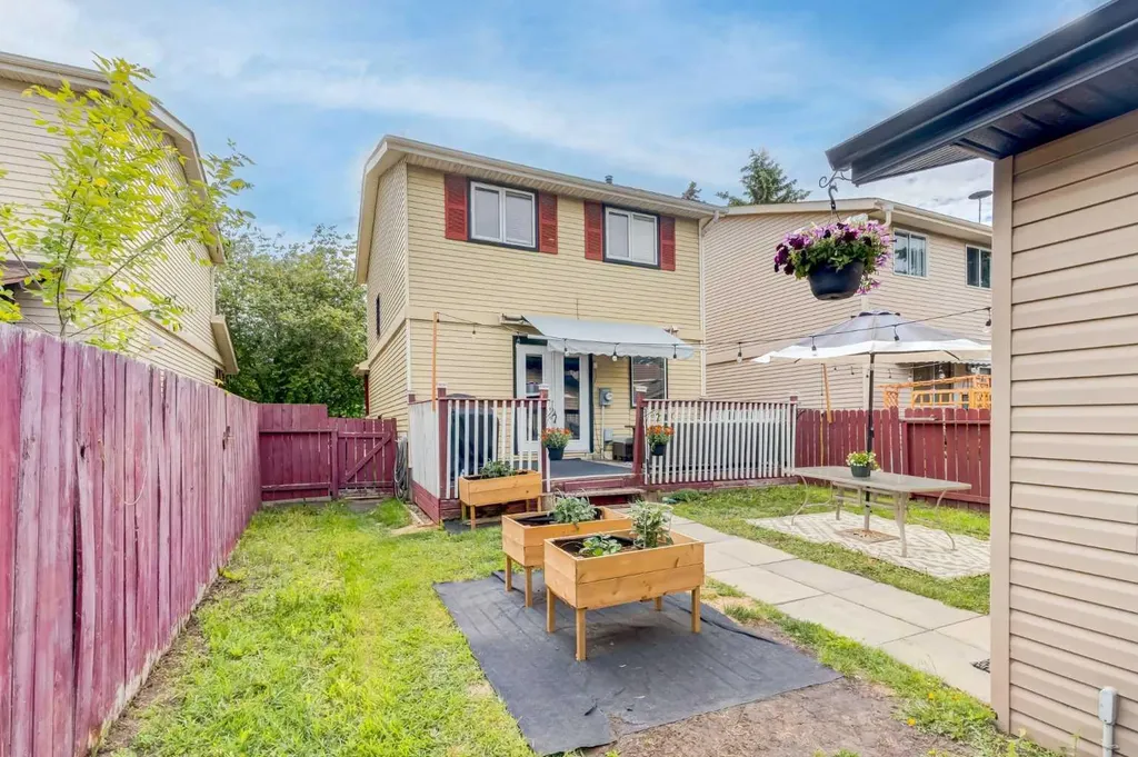 955 Erin Woods Drive SE Calgary AB T2B 2W4
