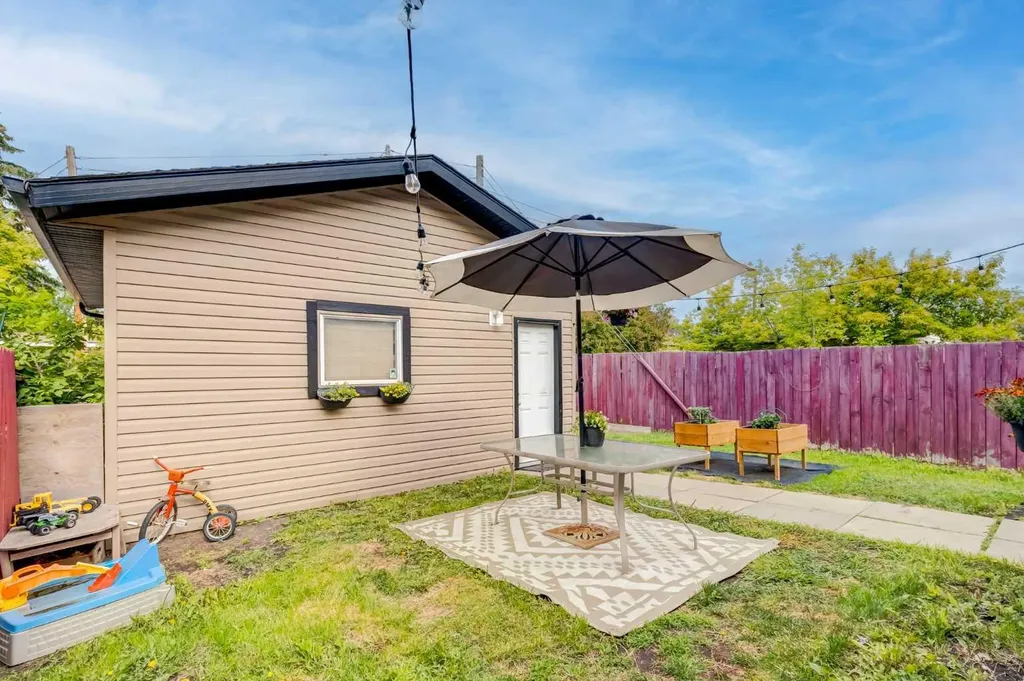 955 Erin Woods Drive SE Calgary AB T2B 2W4