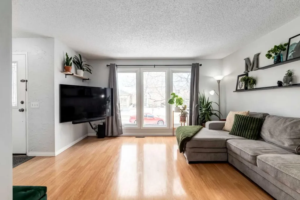 955 Erin Woods Drive SE Calgary AB T2B 2W4