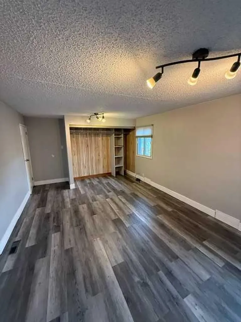 1613 22 Avenue NW Calgary AB T2M 1R4