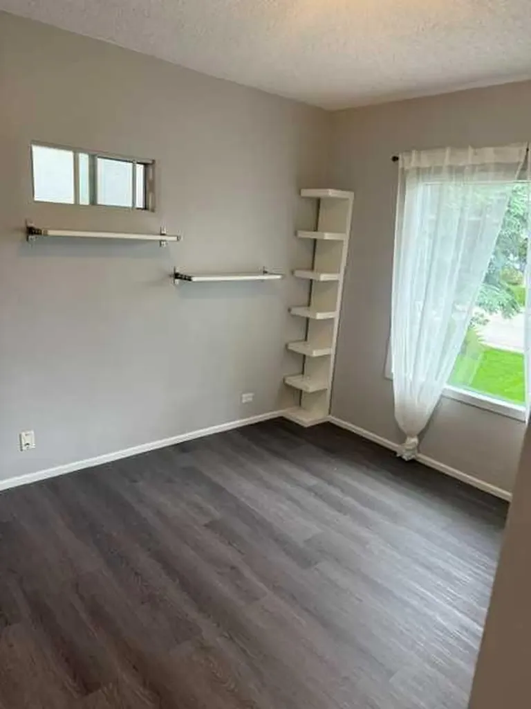 1613 22 Avenue NW Calgary AB T2M 1R4