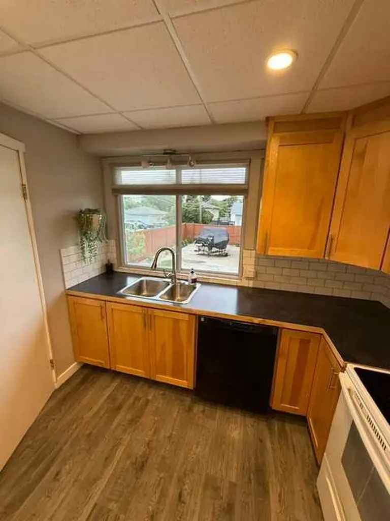 1613 22 Avenue NW Calgary AB T2M 1R4