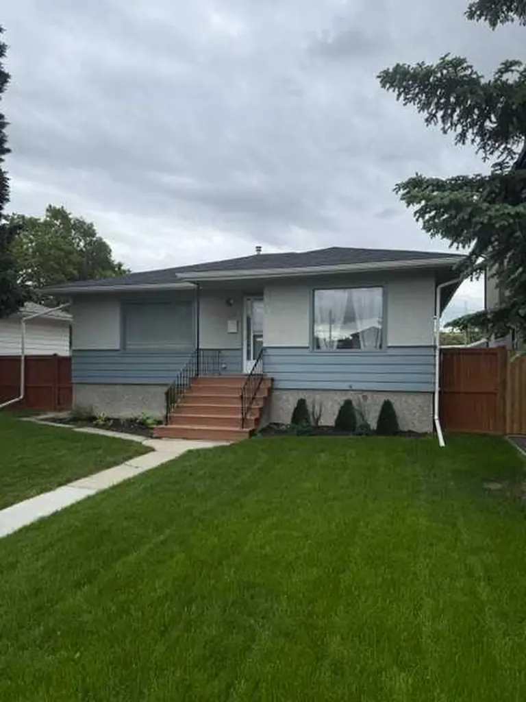 1613 22 Avenue NW Calgary AB T2M 1R4