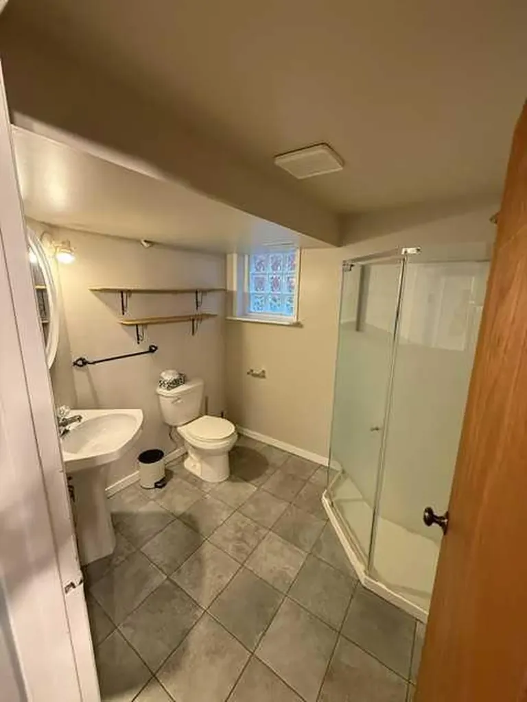 1613 22 Avenue NW Calgary AB T2M 1R4