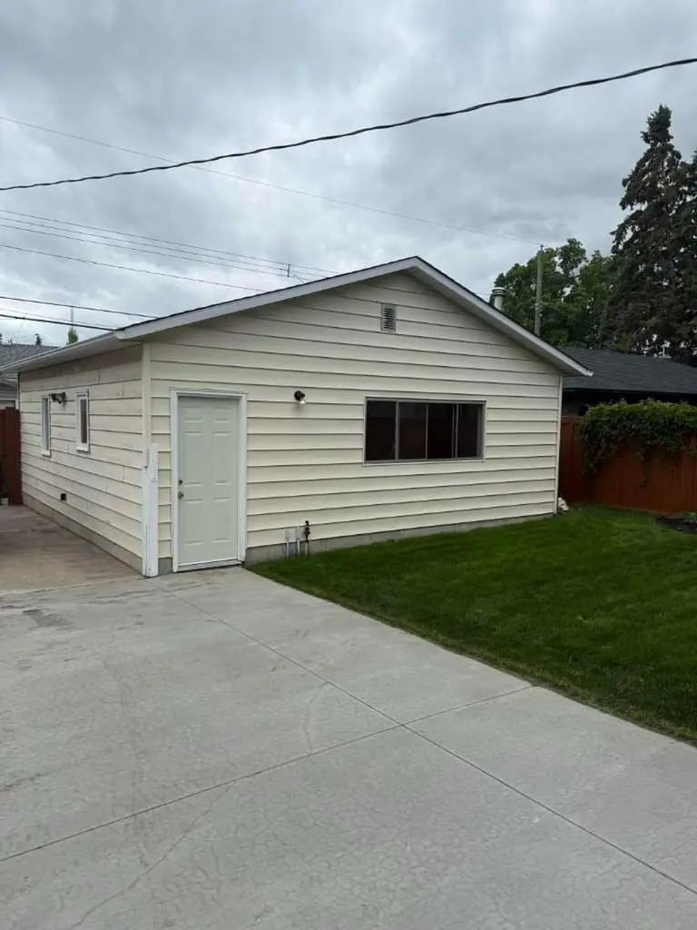 1613 22 Avenue NW Calgary AB T2M 1R4