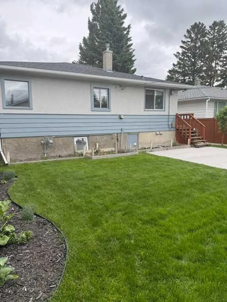 1613 22 Avenue NW Calgary AB T2M 1R4