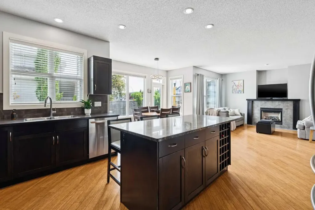 572 West Creek Point Chestermere AB T1X1T3
