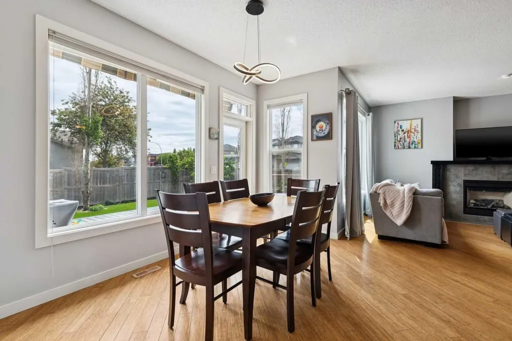 572 West Creek Point Chestermere AB T1X1T3
