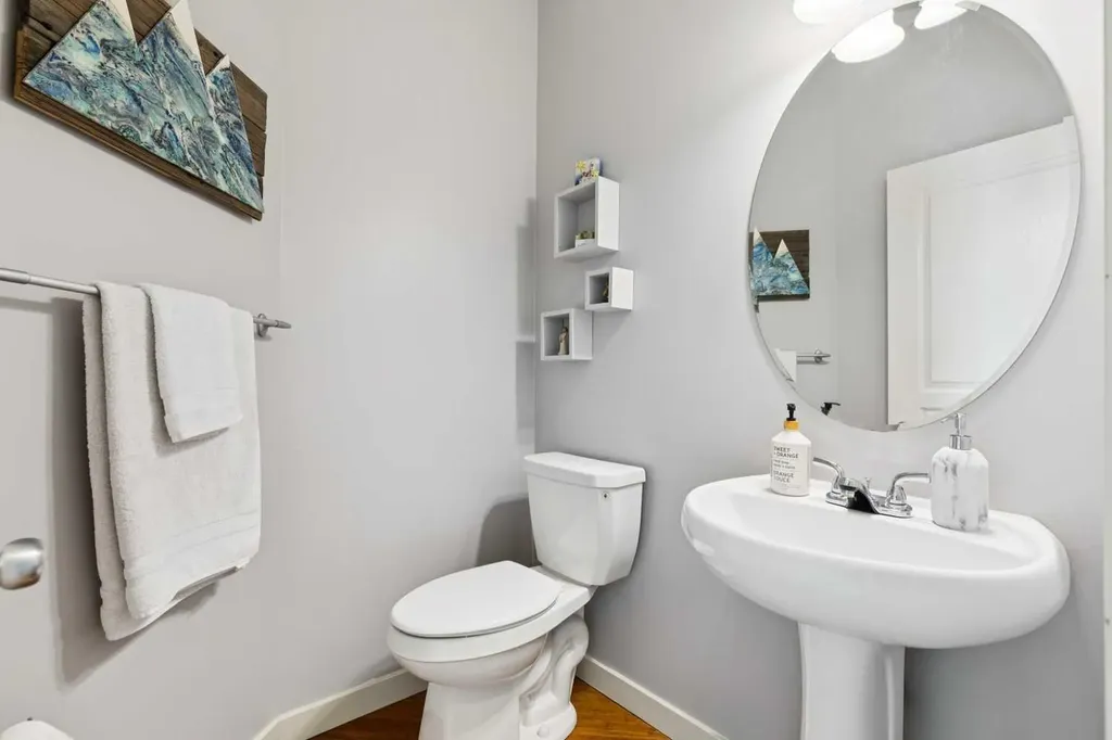 572 West Creek Point Chestermere AB T1X1T3
