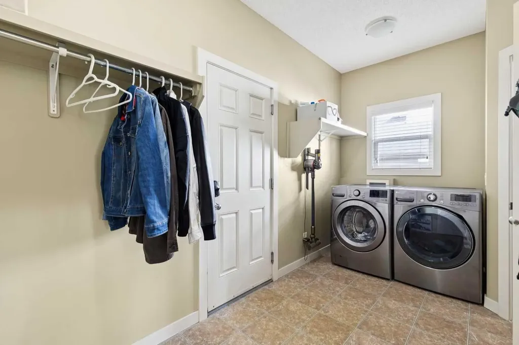 572 West Creek Point Chestermere AB T1X1T3