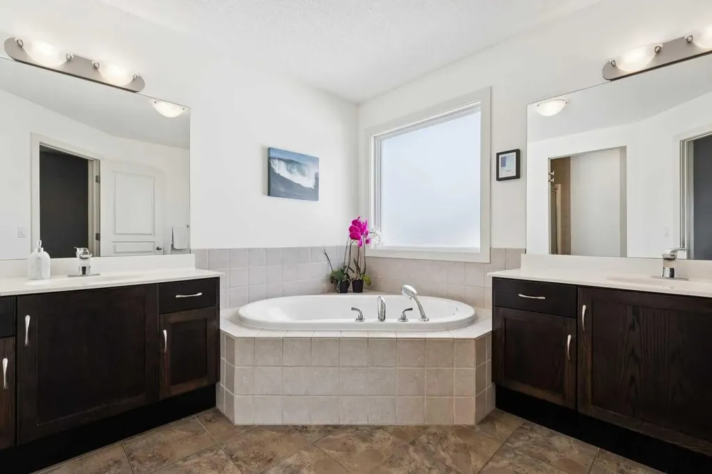 572 West Creek Point Chestermere AB T1X1T3