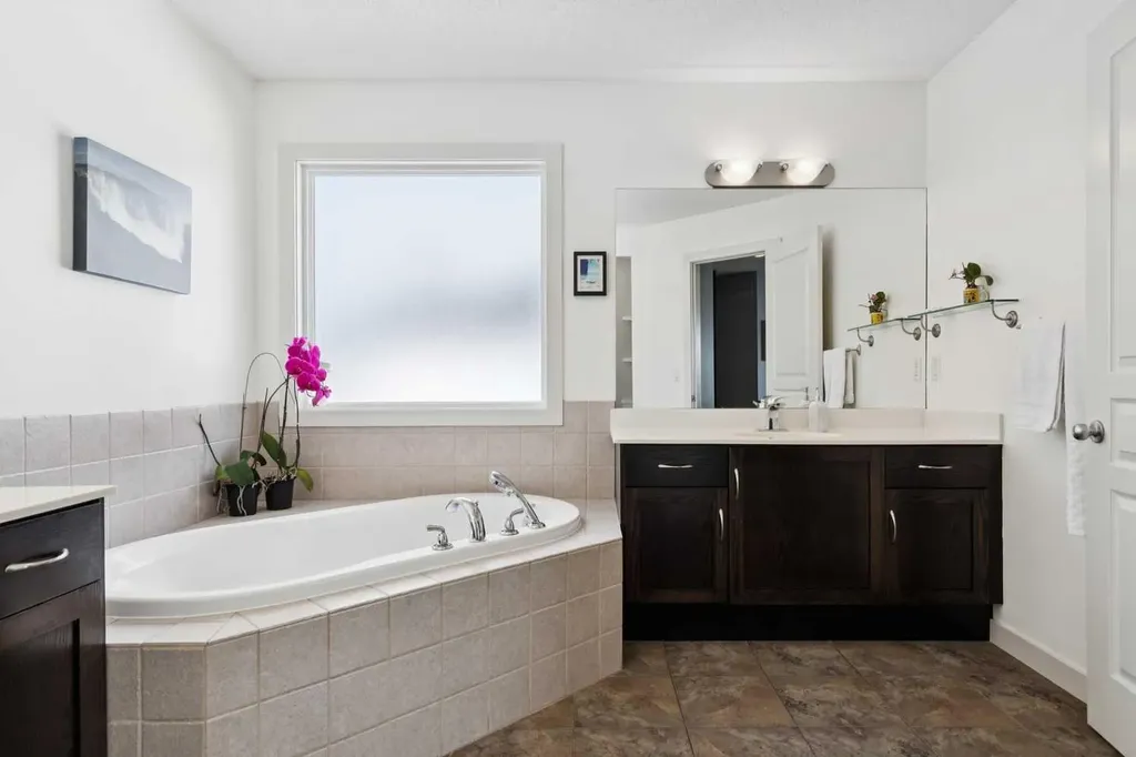 572 West Creek Point Chestermere AB T1X1T3