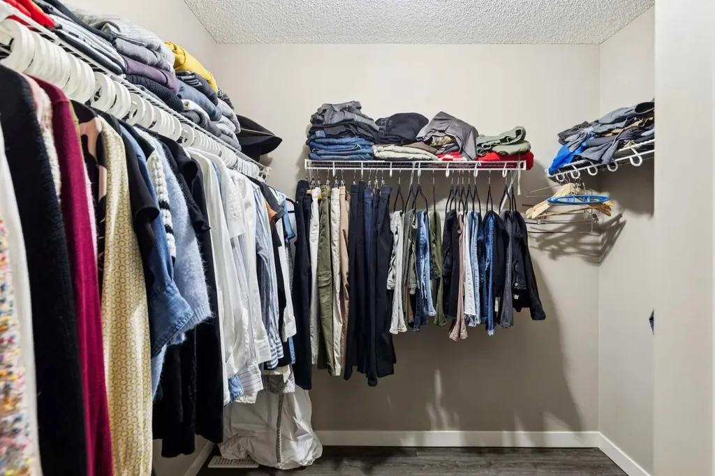 572 West Creek Point Chestermere AB T1X1T3