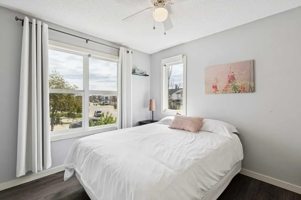 572 West Creek Point Chestermere AB T1X1T3